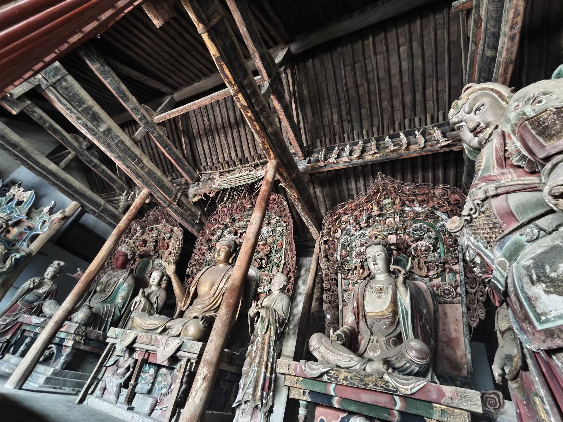 定襄洪福寺大殿内泥塑、繁复背光与木梁架
