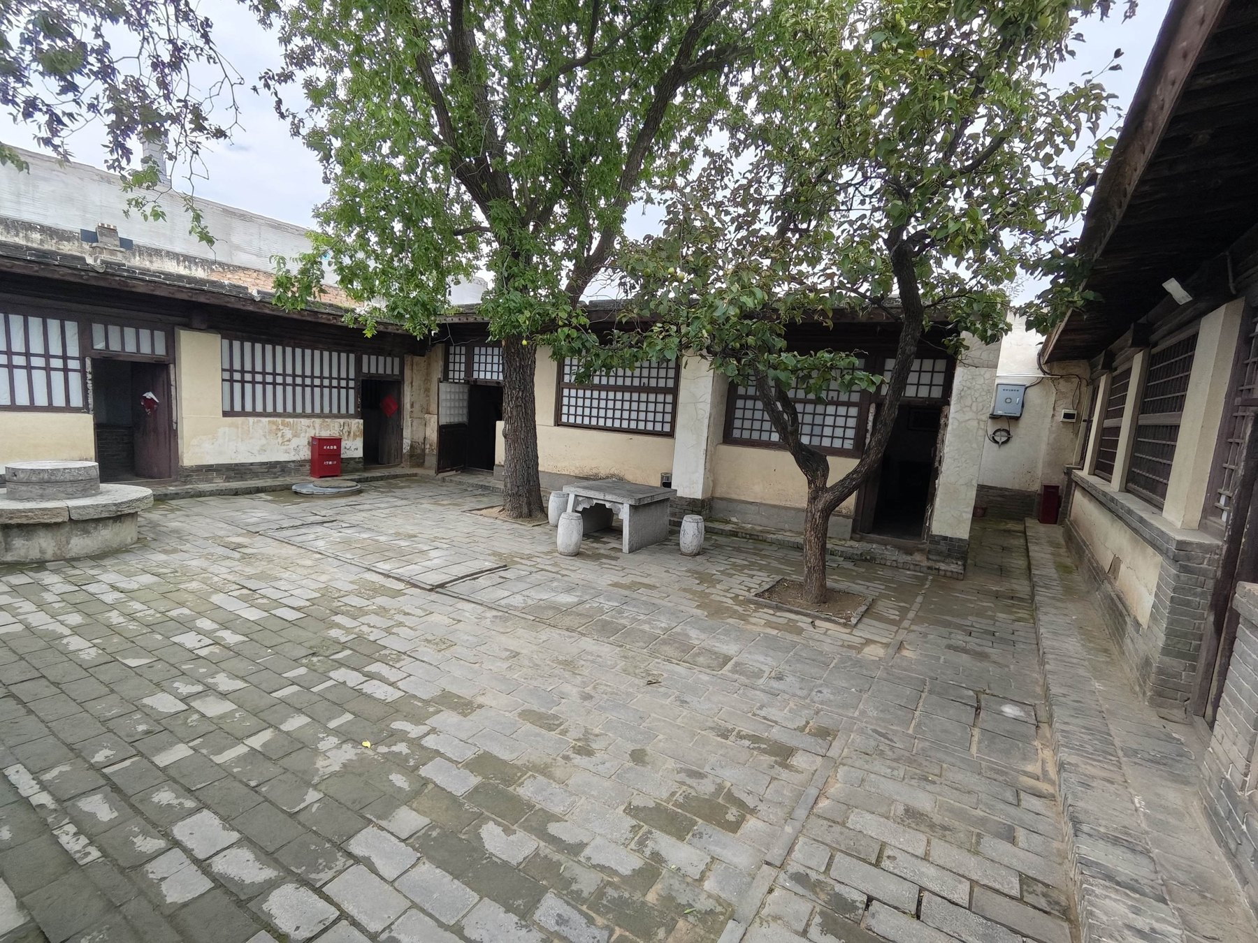 薄一波故居灰砖内院、老树和围合的晋北民居房屋